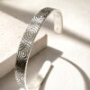 Pulsera de plata texturizada artesanal con formas circulares
